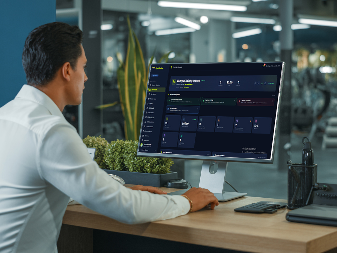 Gerente colombiano usando dashboard de GymMaster